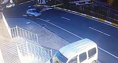 Otomobilin yaya geçidinde 2 öğretmene çarptığı kaza kamerada