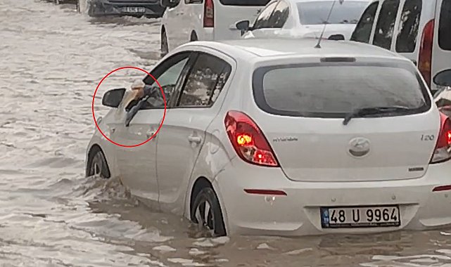 Otomobiline dolan suyu bardakla tahliye etmeye çalıştı