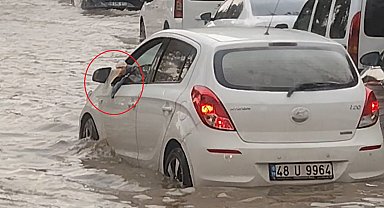 Otomobiline dolan suyu bardakla tahliye etmeye çalıştı