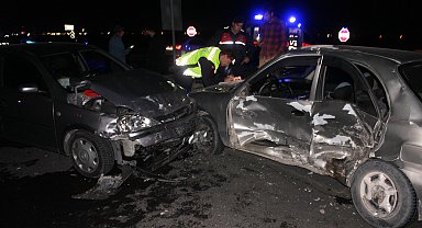 Otomobiller çarpıştı: 2'si çocuk, 7 yaralı