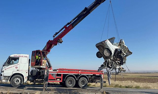 Otomobiller kafa kafaya çarpıştı: 4 ölü, 4 yaralı