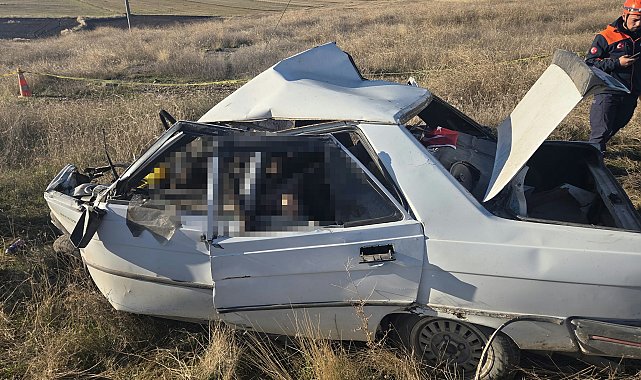 Otomobiller kafa kafaya çarpıştı: 4 ölü, 4 yaralı