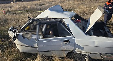 Otomobiller kafa kafaya çarpıştı: 4 ölü, 4 yaralı