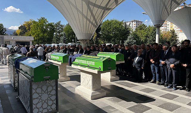 Otomobillerin çarpıştığı kazada ölen 3 kişi toprağa verildi