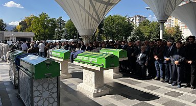 Otomobillerin çarpıştığı kazada ölen 3 kişi toprağa verildi