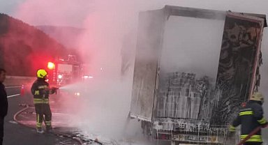 Otoyolda kişisel bakım ürünleri yüklü TIR yandı