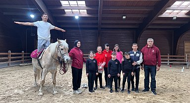 Özel gereksinimli çocuklara atlı jimnastikle rehabilitasyon