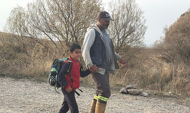 Özel gereksinimli oğlunu her gün sırtında taşıyıp ırmaktan geçiriyor