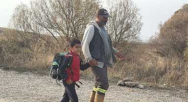 Özel gereksinimli oğlunu her gün sırtında taşıyıp ırmaktan geçiriyor
