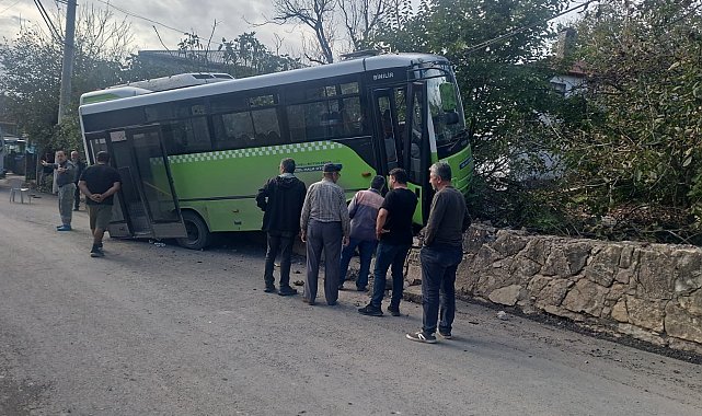 Özel halk otobüsü duvara çarptı: 10 yaralı