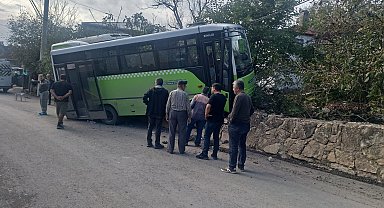Özel halk otobüsü duvara çarptı: 10 yaralı