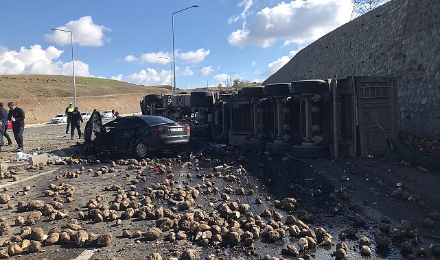 Pancar yüklü TIR ile otomobil çarpıştı: 4 ölü, 1 yaralı