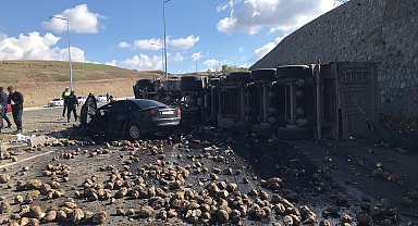 Pancar yüklü TIR ile otomobil çarpıştı: 4 ölü, 1 yaralı