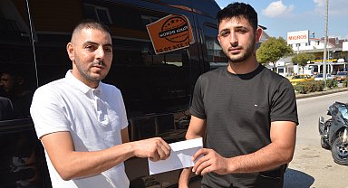 Parasını düşüren motosikletliye sanal medyadan ulaşıp teslim etti