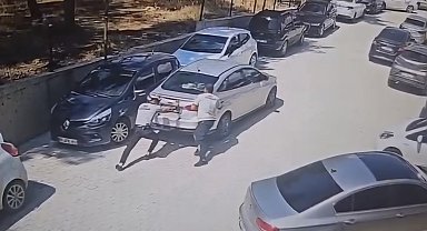 Park halindeyken geriye hareket eden otomobili güvenlik görevlileri durdurdu