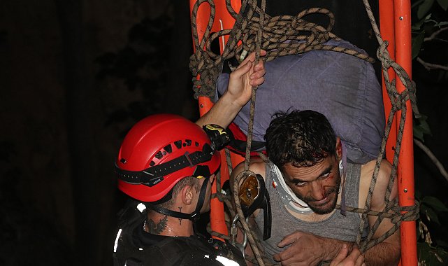 Parktaki köprüden düştü; itfaiye 2 saatlik çalışmayla kurtardı