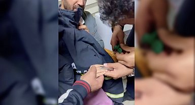 Parmağını boruya sıkıştıran çocuğu itfaiye kurtardı​
