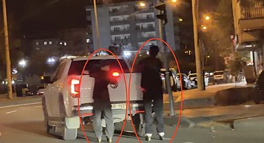 Patenli 2 çocuğun kamyonete tutunarak yolda ilerlediği anlar kamerada