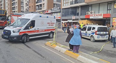 Pendik'te hafriyat kamyonu eczaneye daldı; yaralılar var -1