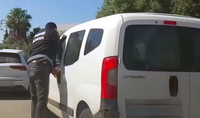 Polisin takibe alıp durdurduğu hafif ticari araçtan 9 kilo skunk çıktı