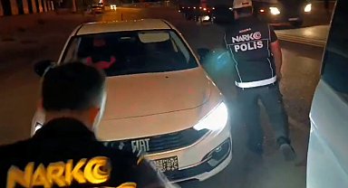 Polisin takibe alıp durdurduğu otomobilden 110 bin uyuşturucu hap çıktı