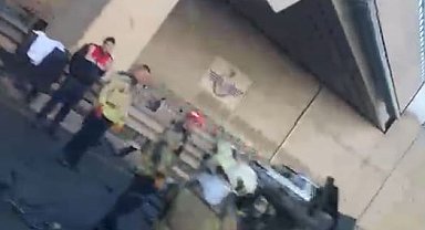 Refüje çarpıp takla atan otomobil alev aldı: 1 ölü