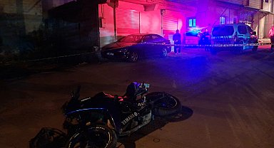 Rögar kapağına çarpan motosikletin sürücüsü ağır yaralı