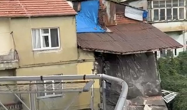 Sağanak nedeniyle dün bir duvarı yıkılan ev bugün çöktü