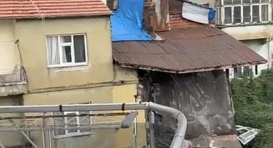 Sağanak nedeniyle dün bir duvarı yıkılan ev bugün çöktü
