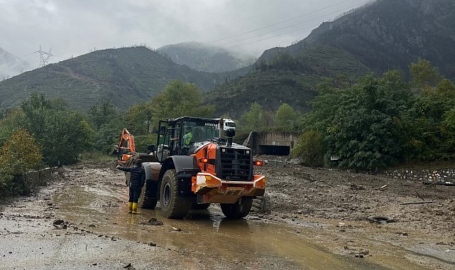 Sakarya'da heyelan nedeniyle 2 mahalleye ulaşımın sağlandığı yol kapandı