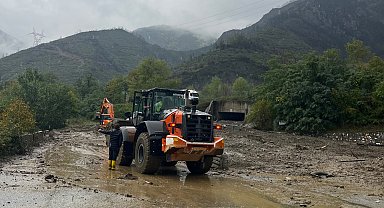 Sakarya'da heyelan nedeniyle 2 mahalleye ulaşımın sağlandığı yol kapandı