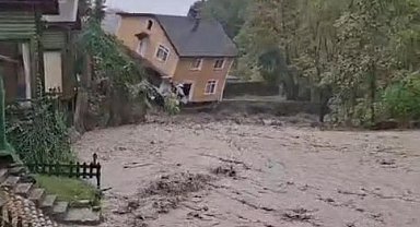 Sakarya'da sağanak; dere kenarındaki villa yıkıldı