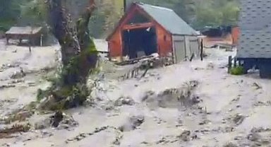 Sakarya'da sağanak; dereler taştı, evleri su bastı