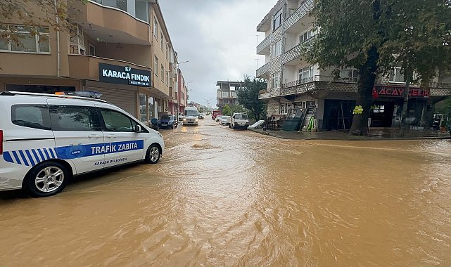 Sakarya'da sağanak; yollar ve sokaklar suyla kaplandı
