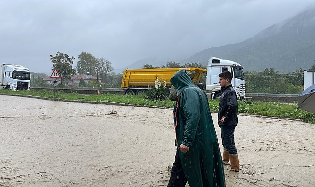Sakarya'da sağanak; yollar ve sokaklar suyla kaplandı