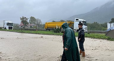 Sakarya'da sağanak; yollar ve sokaklar suyla kaplandı