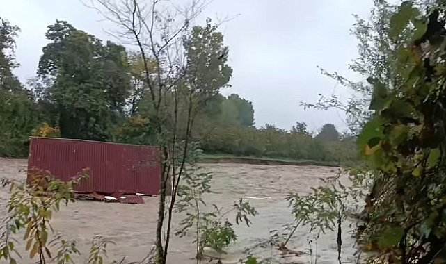 Sakarya'da sağanak; yollar ve sokaklar suyla kaplandı