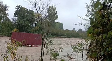 Sakarya'da sağanak; yollar ve sokaklar suyla kaplandı