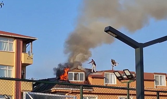 Sancaktepe'de 4 katlı binanın çatısı alev alev yandı