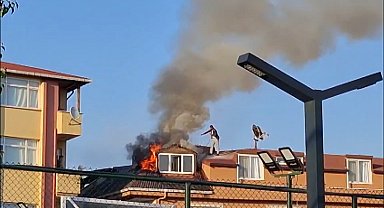 Sancaktepe'de 4 katlı binanın çatısı alev alev yandı