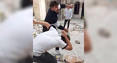 Şanlıurfa'da metruk evde 1 kişi, 4 kişiyi darbetti: O anlar kamerada