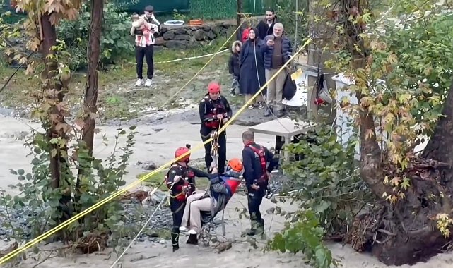 Sapanca'da mahsur kalan 2'si çocuk 8 kişiyi AFAD kurtardı