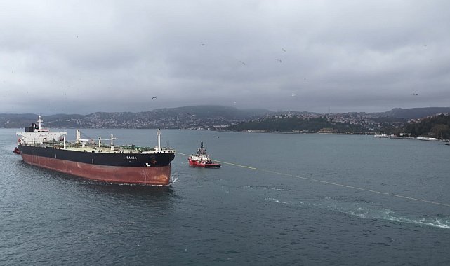 Sarıyer açıklarında karaya oturan 'BANDA' isimli tanker İstanbul Boğazı'ndan geçirildi