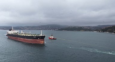 Sarıyer açıklarında karaya oturan 'BANDA' isimli tanker İstanbul Boğazı'ndan geçirildi
