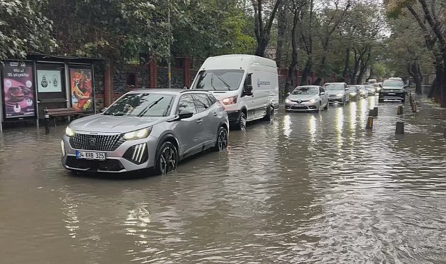Sarıyer'de araçlar göle dönen yolda güçlükle ilerledi