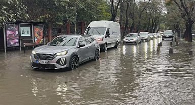 Sarıyer'de araçlar göle dönen yolda güçlükle ilerledi