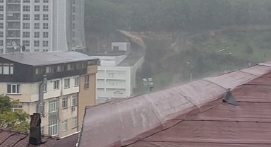 Sarıyer'de evin çatısını basan selin gelişi kamerada