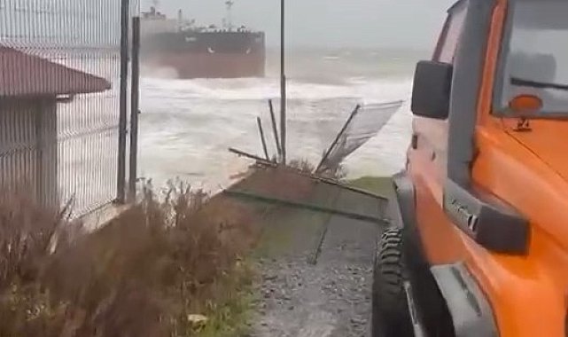 Sarıyer'de gemi karaya oturdu -1