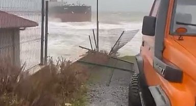 Sarıyer'de gemi karaya oturdu -1