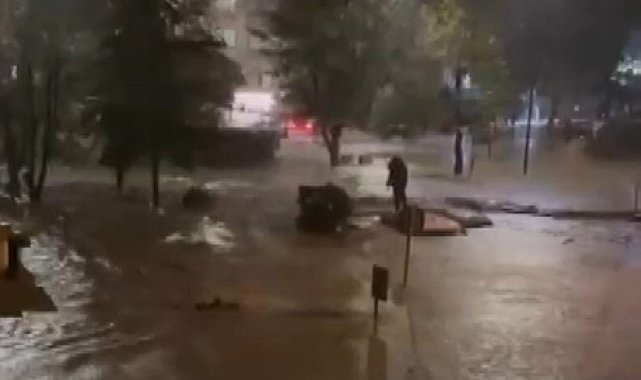 Sarıyer'de göle dönen caddede akıntıya kapılmamak için yüzdü
